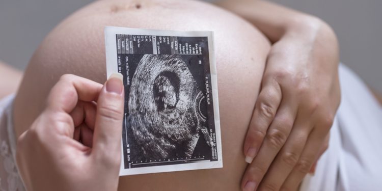 Cientistas criam adesivo que monitora bebê no útero em tempo real