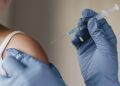Vacina da gripe causa a doença? Especialista esclarece mitos comuns