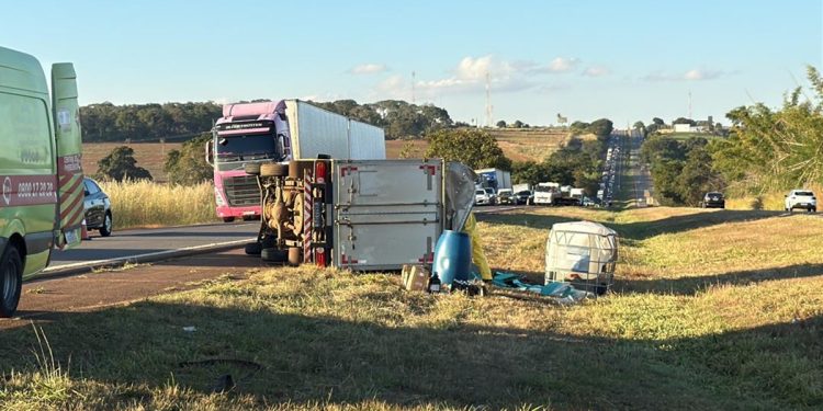 Risco ambiental: caminhão tomba e carga de ácido clorídrico vaza em rodovia
