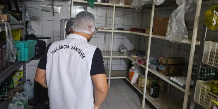 Vigilância Sanitária apreende 376 kg de alimentos impróprios no DF