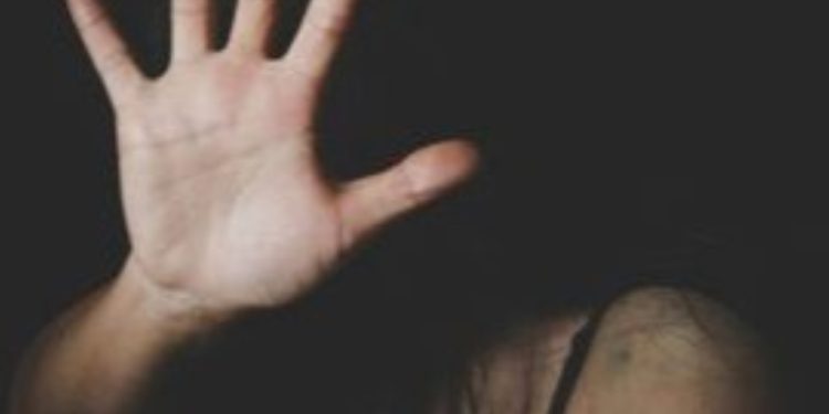 Mulher agride atendente de drive-thru no DF por erro no sanduíche
