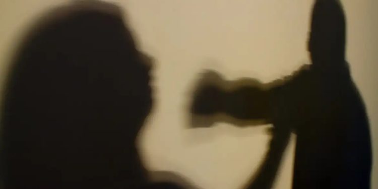 Mulher esfaqueada por namorado foi socorrida com filho recém-nascido