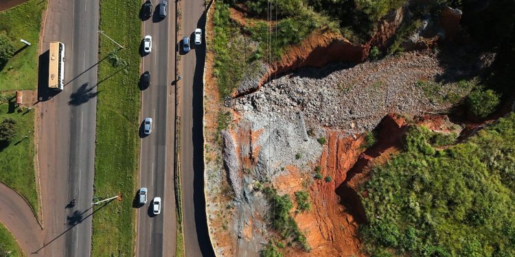 Voçorocas: as grandes erosões que ameaçam casas e rodovias no DF e GO. Veja vídeo