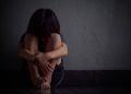Menina de 11 anos liga para mãe para denunciar que padrasto a estuprou