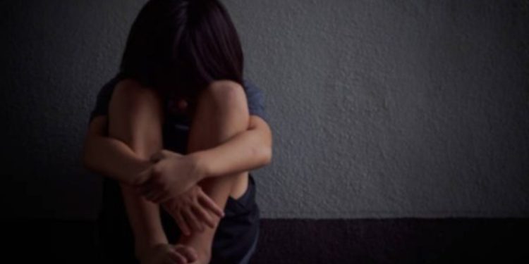 Menina de 11 anos liga para mãe para denunciar que padrasto a estuprou