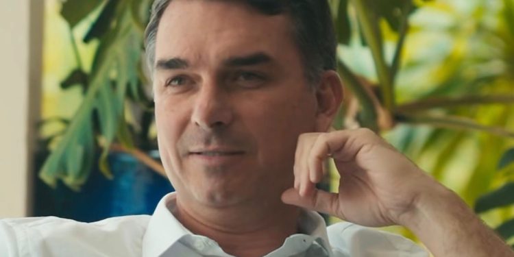 Justiça oficia Google para revelar quem está por trás de ataques a Flávio Bolsonaro