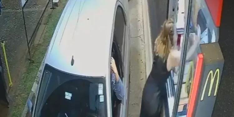 Cliente exigiu pedido de perdão antes de estapear atendente em drive-thru