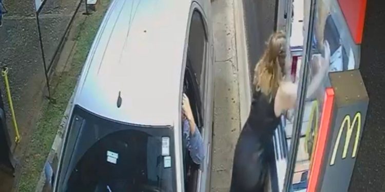 Veja momento em que cliente dá tapa na cara de atendente de drive-thru. Vídeo