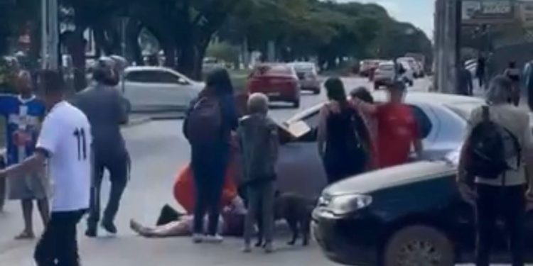 Mulher é atropelada por condutor sem CNH ao atravessar fora da faixa