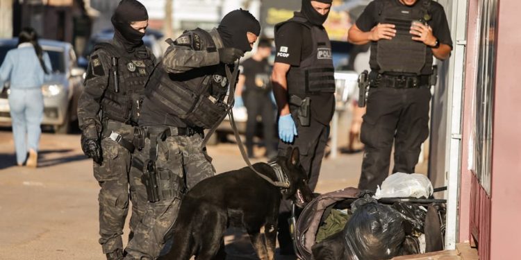 Facção escondia droga em embalagens de fast-food e em fardas militares