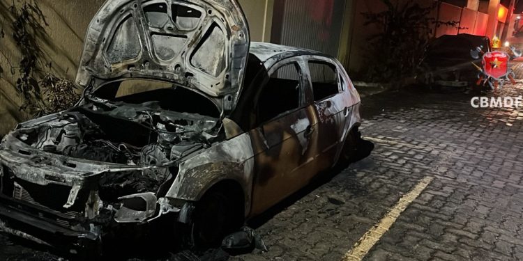 Incêndio destrói dois veículos e mobiliza bombeiros no DF