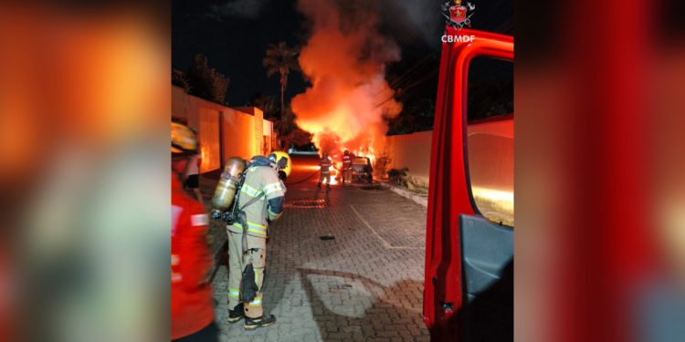 Polícia apura se incêndio em veículos foi provocado por ex de vítima