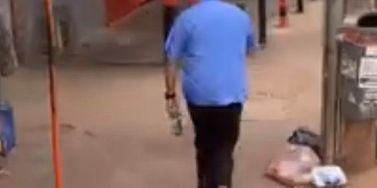 Motorista de ônibus persegue passageiro com garrafa após provocação. Veja vídeo