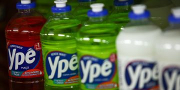 Anvisa julga hoje se mantém suspensão de produtos Ypê contaminados. Acompanhe