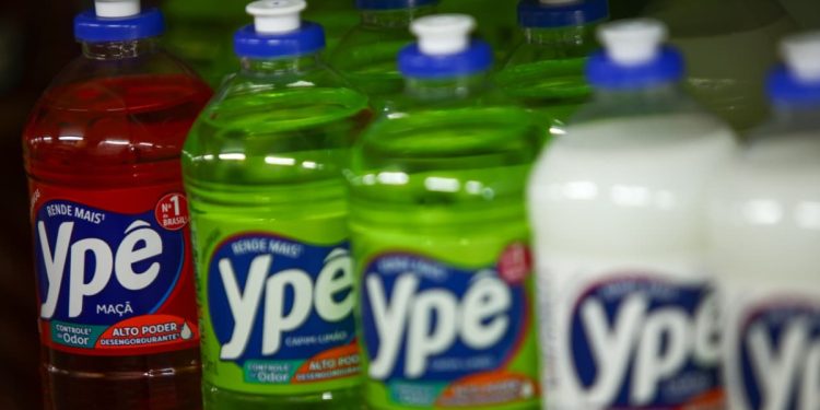 Anvisa julga hoje se mantém suspensão de produtos Ypê contaminados. Acompanhe