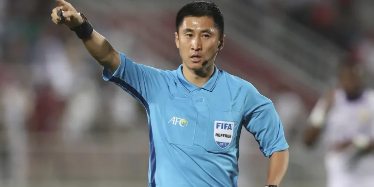 Fora da Copa do Mundo, China volta atenção ao árbitro Ma Ning