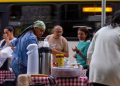 Café do trabalhador: empreendedores transformam pontos de ônibus da madrugada ao amanhecer