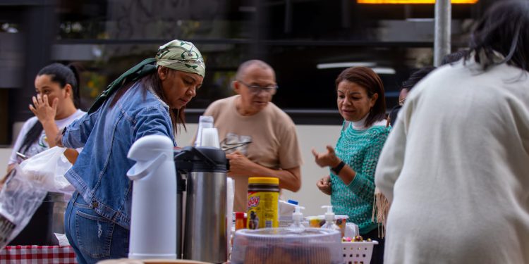 Café do trabalhador: empreendedores transformam pontos de ônibus da madrugada ao amanhecer
