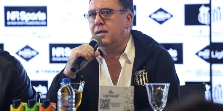 Teixeira volta a falar sobre SAF e descarta pai de Neymar como dono do Santos