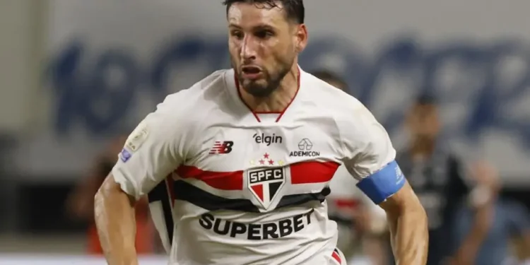 Calleri vive temporada artilheira, mas fecha semestre em jejum no São Paulo