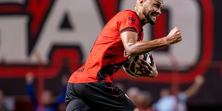 CRB abre 3 a 0, mas Atlético-GO reage e busca empate pela Série B