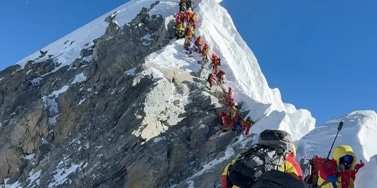 Guia nepalês reaparece após sobreviver seis dias perdido no Everest