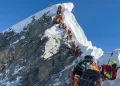Família do guia que reapareceu milagrosamente no Everest exige investigação