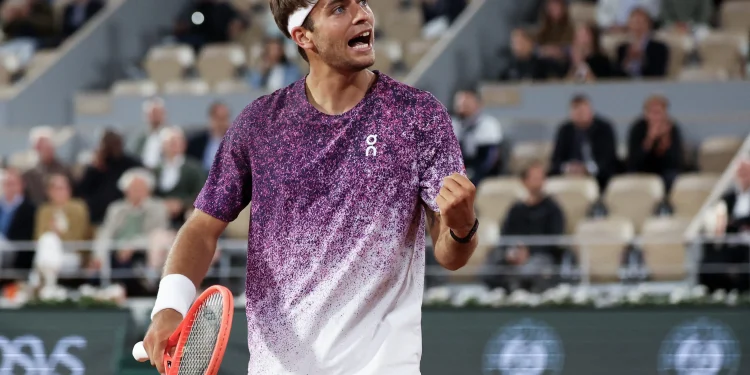 Cobolli vai à final de Roland Garros após desistência de Arnaldi devido a virose