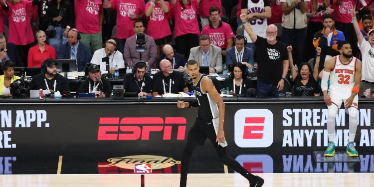 NBA bane permanentemente torcedor que invadiu quadra nas Finais para tirar selfie
