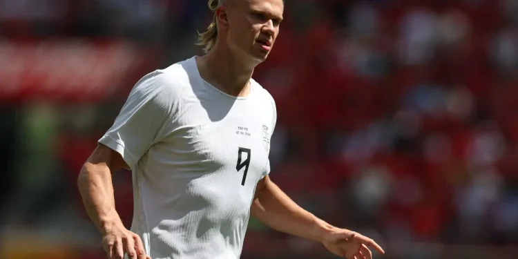Haaland se diverte nas finais do hóquei antes de estreia na Copa do Mundo