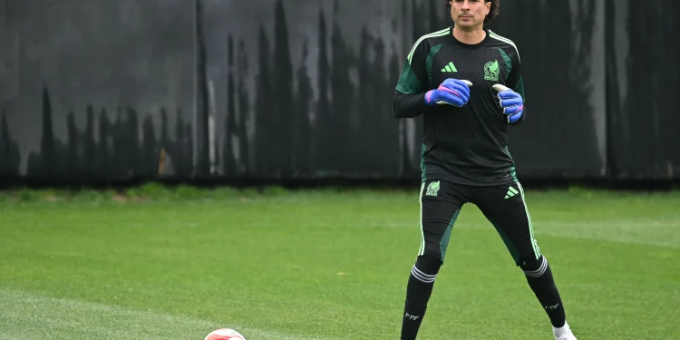 Goleiro mexicano Guillermo Ochoa chega a sua 6ª Copa em meio a elogios e dúvidas quanto à idade