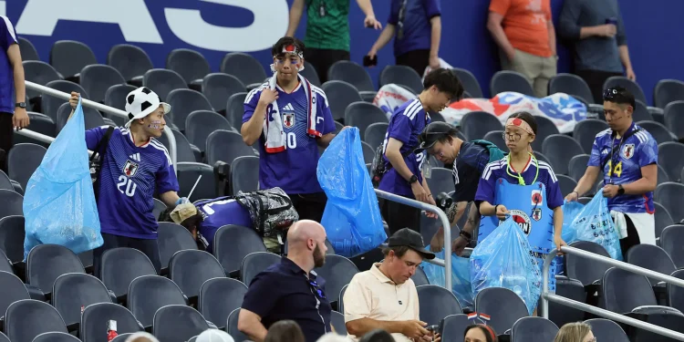 E se os homens japoneses também limpassem suas casa e não só os estádio?