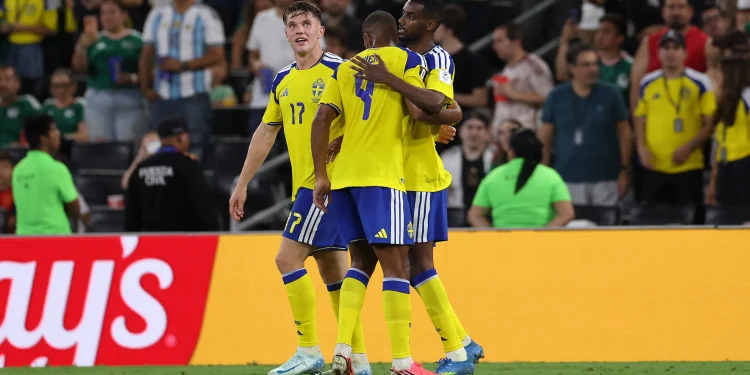 Artilheiros brilham, e Suécia goleia Tunísia em estreia na Copa do Mundo