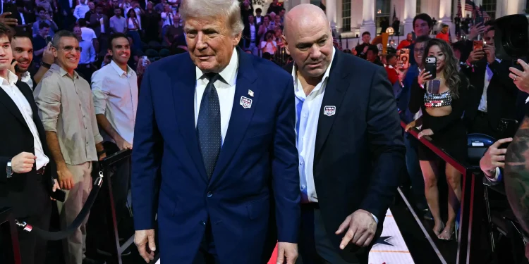 Trump celebra seu 80º aniversário com um insólito show de artes marciais