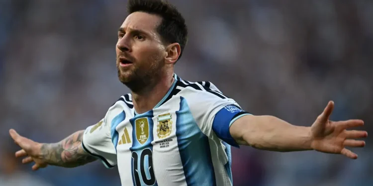 Com hat-trick de Messi, Argentina vence Argélia em estreia na Copa