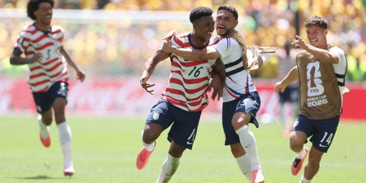 Estados Unidos vencem Austrália e garantem vaga na segunda fase da Copa do Mundo