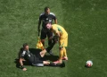 Juiz de EUA x Austrália sente dores e recebe atendimento durante jogo da Copa