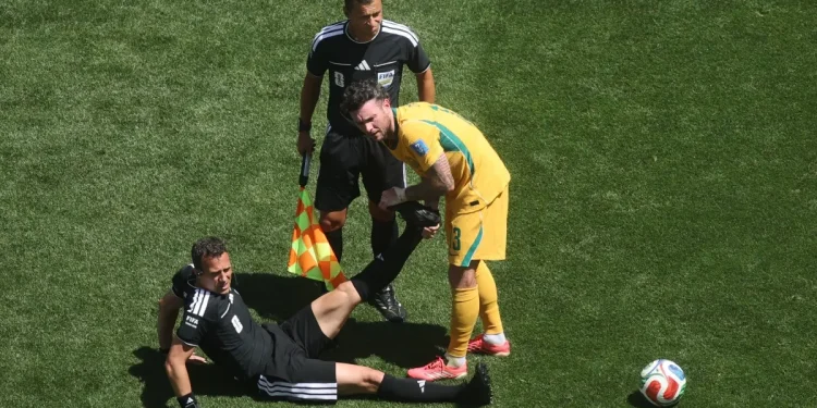 Juiz de EUA x Austrália sente dores e recebe atendimento durante jogo da Copa