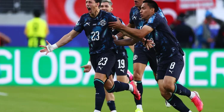Paraguai sofre, mas vence com um a menos e elimina a Turquia da Copa do Mundo