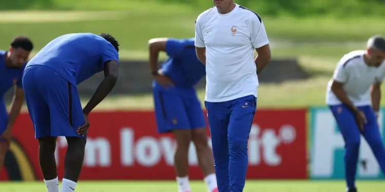 De volta aos EUA, Deschamps comanda treino dos reservas da seleção francesa