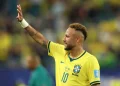 Festejado pela torcida, Neymar abre sua última Copa com atuação discreta