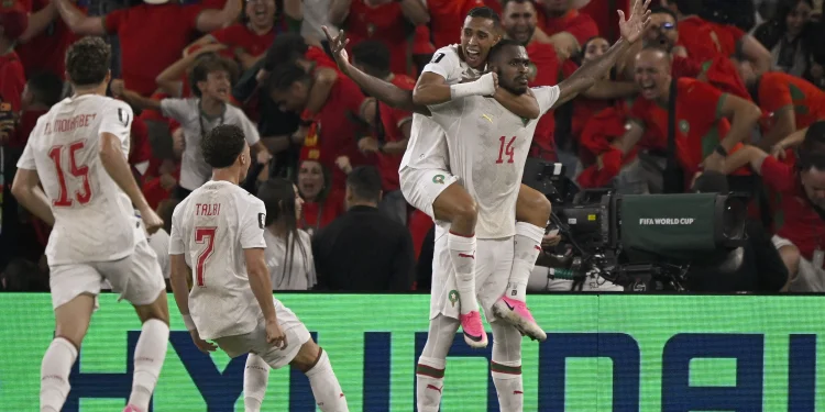 Marrocos empata no fim, bate Holanda nos pênaltis e pega Canadá nas oitavas da Copa