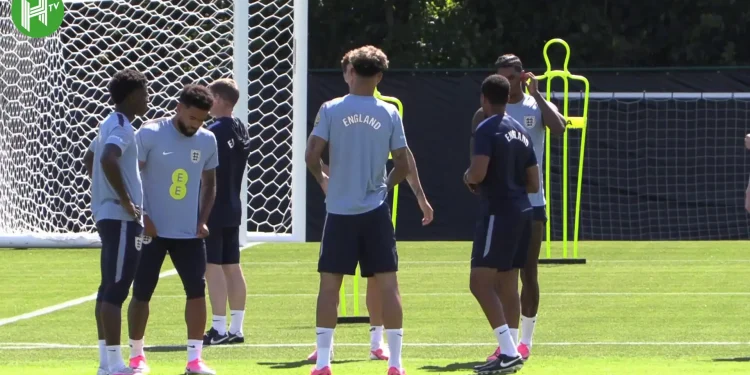James e Mainoo aproveitam o clima no camp da Inglaterra
