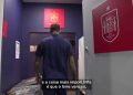 Joselu visita a seleção espanhola e seus filhos ganham autógrafos de Yamal