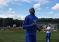 Zagueiro ou artilheiro? Konaté dá show de finalização em treino da França