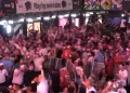 Torcida da Inglaterra faz festa no Boxpark Croydon após vitória sobre a Croácia