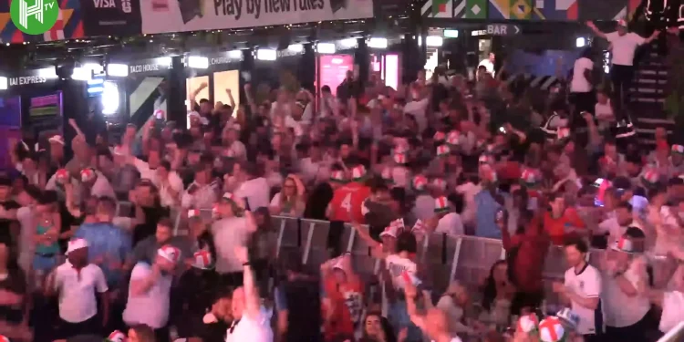 Torcida da Inglaterra faz festa no Boxpark Croydon após vitória sobre a Croácia