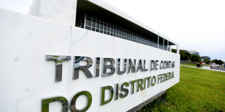 TCDF assina contrato para concurso de analista; salário é de R$ 14 mil