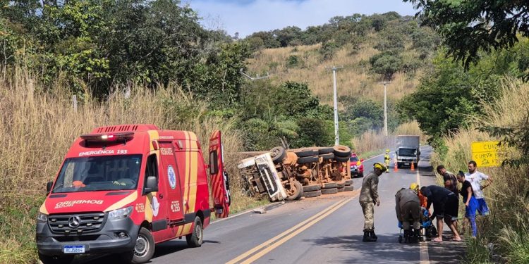 Entorno: motorista de caminhão perde controle e passageira fica ferida