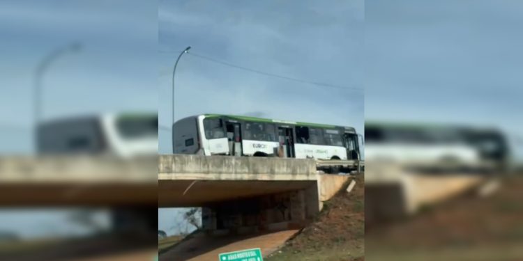 Ônibus perde controle e bate em mureta na Ponte do Bragueto